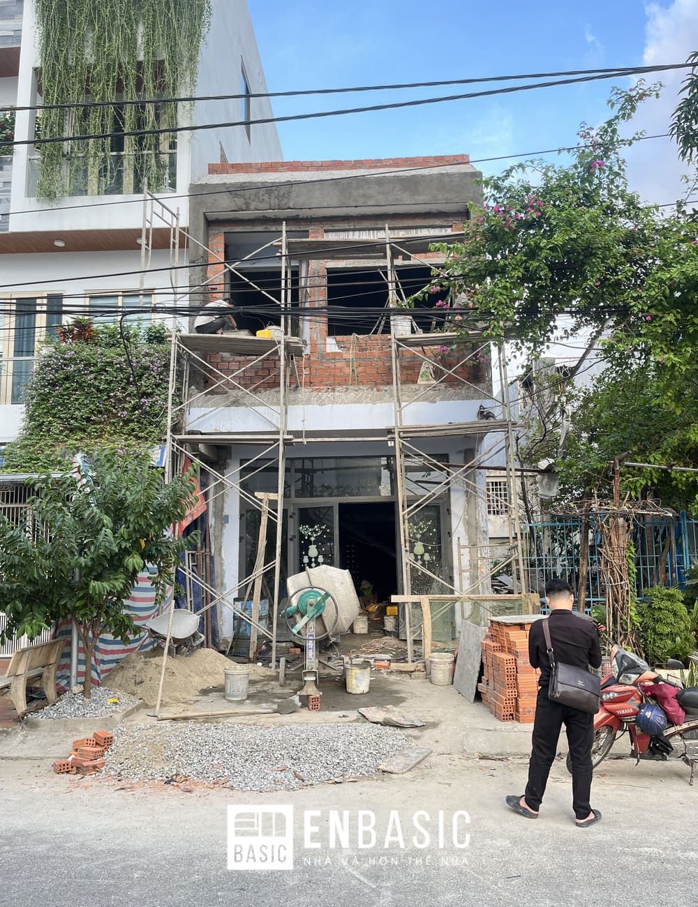 hình ảnh nhà 2 tầng khi bắt đầu vào cải tạo 